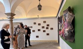 La Sala Santa Clara de Mrida acoge la Muestra Arkeologa de la moda de la artista extremea Carmen Palop