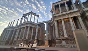 Teatro Romano de Mrida acoge encuentro literario con Juan Jos Mills y Juan Luis Arsuaga Teatro Romano de Mrida acoge encuentro literario con Juan Jos Mills y Juan Luis Arsuaga