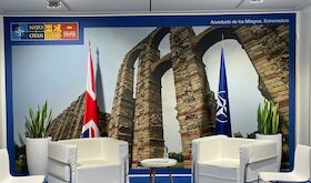 Las salas de la Cumbre de la OTAN promocionan enclaves nacionales como el Acueducto de los Milagros de Mrida