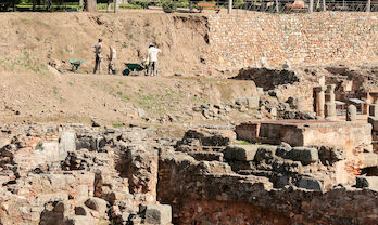 Arquelogos vuelven al peristilo del Teatro Romano Mrida 80 aos de su ltima excavacin