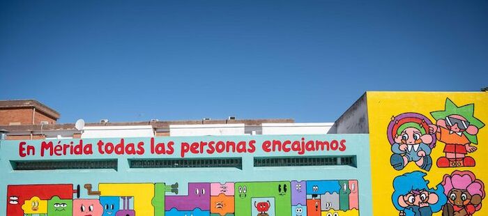Fachada del CEE Emérita Augusta luce el mural 'En Mérida todas las personas encajamos'