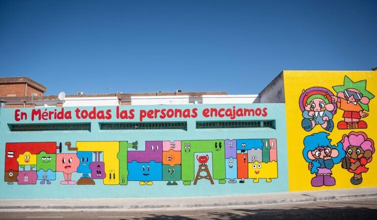 Fachada del CEE Emrita Augusta luce el mural En Mrida todas las personas encajamos
