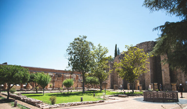 Finalizan las obras de adecuacin del peristilo del Teatro Romano de Mrida