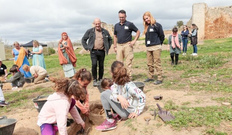 Ms de 600 arquelogos por un da excavan en el yacimiento de Huerta de Otero en Mrida